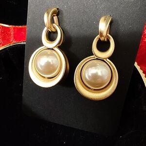 Vintage Gold Tone Mat Finished Dangling Faux Pearl Earrings. Great Condition.
